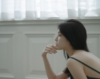 長發(fā)吊帶短裙女生