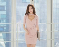 身材特別好的紅色連衣裙美女