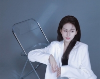 白色西裝高冷美女