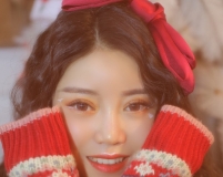 卷發(fā)紅衣美眉