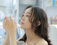 穿吊帶的青春居家美女