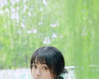 柳樹下吊帶裙美女