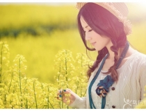 油菜花盛開(kāi)的季節(jié)-美女和花