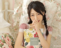 穿格子短裙的美女照片