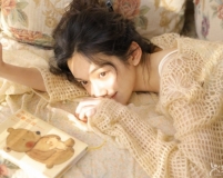 性感香肩混血美女