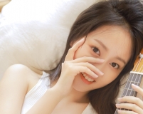 穿白衣吊帶的美女