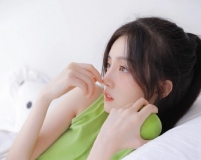 穿綠色背心吊帶的小美女