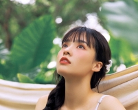 穿吊帶白裙森系美女