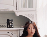氣質(zhì)吊帶白裙美女