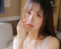 細(xì)腿吊帶背心美女