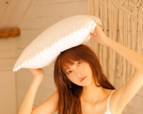 身材高挑美女白色吊帶