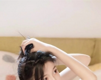 白色背心的長(zhǎng)發(fā)美女