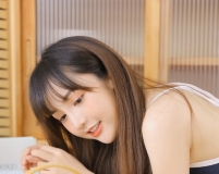 連體泳衣女孩