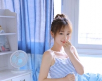 穿吊帶的清新美女
