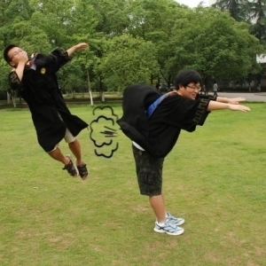 大學(xué)畢業(yè)照就那么一次，不風(fēng)騷怎么行