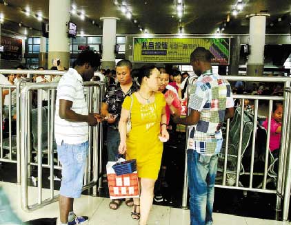 義烏火車站雇2名黑人檢票 引發(fā)旅客圍觀(圖)