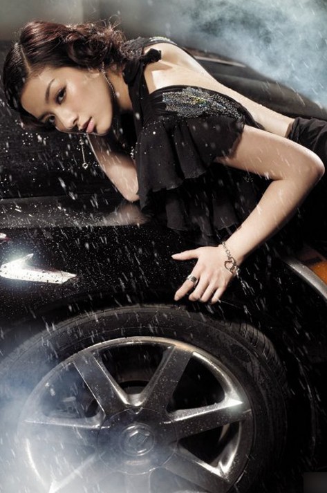 女星黃奕 古典妖嬈詮釋豪車