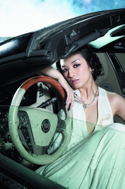 女星黃奕 古典妖嬈詮釋豪車
