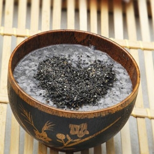 黑芝麻粥—補肝腎，益精血，潤腸燥
