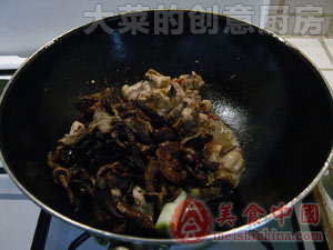 小雞燉蘑菇的做法