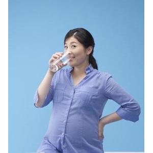孕期水腫就少喝水？千萬別信
