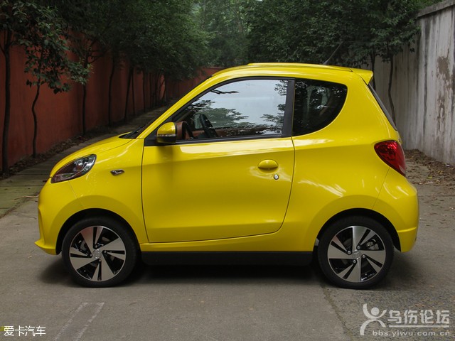 知豆電動車2015款知豆D2