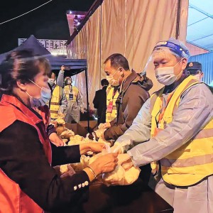 何宅村愛心宵夜“接力跑”