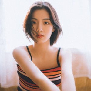 短發(fā)美眉吊帶熱褲清新可人