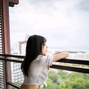 俏麗佳人楊晨晨短裙美腿藝術圖