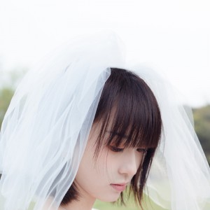 純白紗裙齊耳短發(fā)白嫩肌膚清純美女戶外