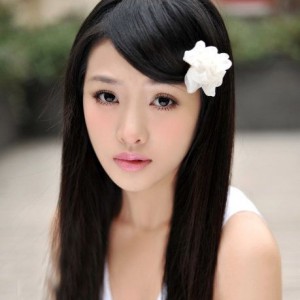 長發(fā)美女頭戴小花氣質風情寫真
