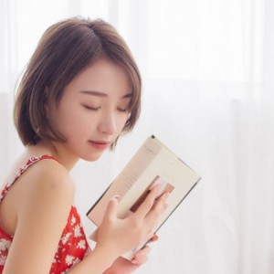 短發(fā)萌妹子吊帶碎花裙