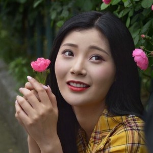 美女在滿架薔薇一院香