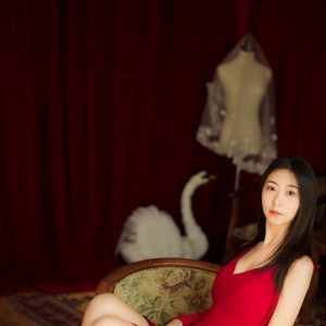 吊帶紅裙美女御姐