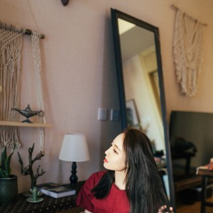 紅裙美女美腿室內寫真