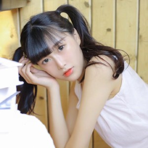 大眼美女大長(zhǎng)腿俏皮可愛(ài)圖片