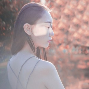 美女傲人事業(yè)線掩不住的春光照片