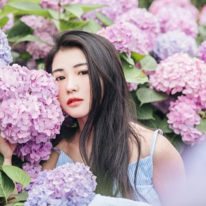 非常漂亮精致五官吊帶裙美女