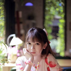 櫻桃小嘴劉海美女