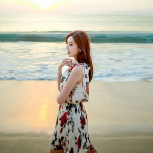 五官漂亮的碎花裙美女海邊游玩