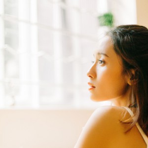 短發(fā)皮膚干凈白色吊帶T恤美女的夏天