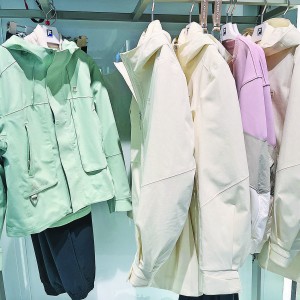 打敗羽絨服占據(jù)冬衣市場(chǎng)C位 沖鋒衣成為“新晉頂流”