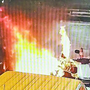 電動(dòng)自行車充電起火 引燃周邊車輛